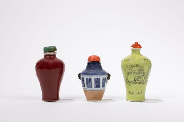 TRE SNUFF BOTTLE IN PORCELLANA  - Asta Arte Orientale  - Associazione Nazionale - Case d'Asta italiane