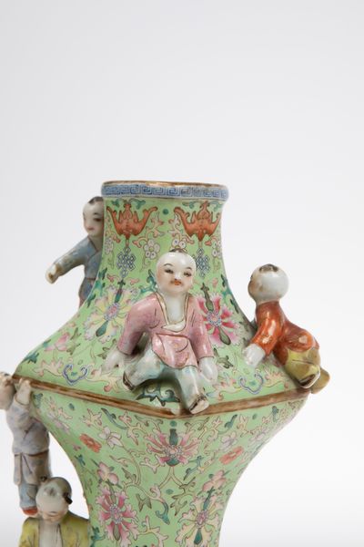 VASO IN PORCELLANA FAMIGLIA ROSA  - Asta Arte Orientale  - Associazione Nazionale - Case d'Asta italiane