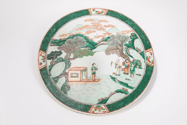 GRANDE PLACCA IN PORCELLANA FAMIGLIA VERDE  - Asta Arte Orientale  - Associazione Nazionale - Case d'Asta italiane