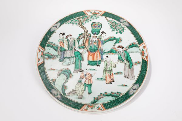 GRANDE PLACCA IN PORCELLANA FAMIGLIA VERDE  - Asta Arte Orientale  - Associazione Nazionale - Case d'Asta italiane