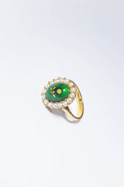 ANELLO : Peso gr 6.5 Misura 14 (54) in oro giallo  sommit ovale con smalto verde e decoro floreale  contornato da piccole perline.  - Asta Gioielli - Associazione Nazionale - Case d'Asta italiane