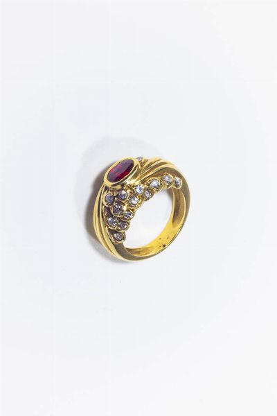 ANELLO : Peso gr 9 6 Misura 12 (52) in oro giallo  anni '60  sommit bombata con al centro un rubino taglio ovale di ct 1 0 ca e diamanti taglio brillante a decoro per totali ct 0 70 ca.  - Asta Gioielli - Associazione Nazionale - Case d'Asta italiane