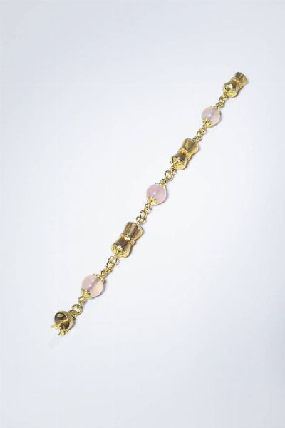 BRACCIALE : Peso gr 38 Lunghezza cm 21 composto da elementi cilindrici satinati alternati a sfere di quarzo rosa del diam di mm. 12.  - Asta Gioielli - Associazione Nazionale - Case d'Asta italiane