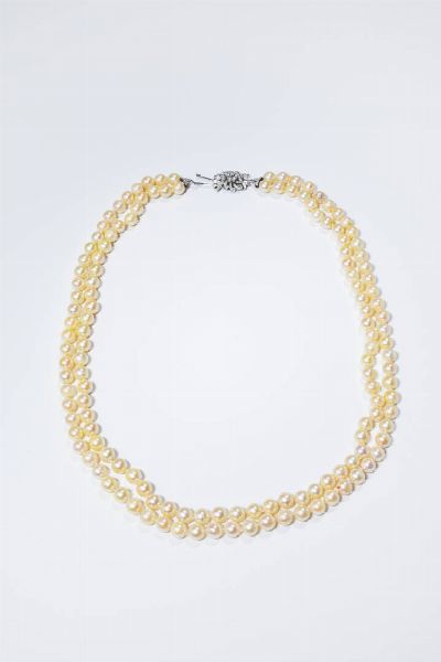 COLLANA : Lunghezza cm 62 composta da due fili di perle giapponesi del diam. di mm 7 5-7 8 ca. Chiusura in oro bianco a voluta con diamanti taglio 8/8 per totali ct 0 10 ca.  - Asta Gioielli - Associazione Nazionale - Case d'Asta italiane