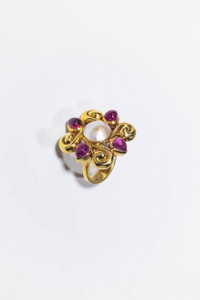 ANELLO : Peso gr 16 9 Misura 14 (54) in oro giallo  sommit a fiore stilizzato con petali in tormalina rosa taglio a goccia cabochon e perla centrale mab.  - Asta Gioielli - Associazione Nazionale - Case d'Asta italiane