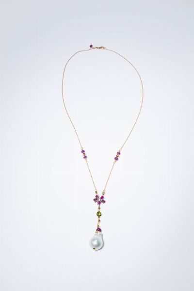 COLLANA : Peso gr 10 5 in oro rosa e bianco con dischi di rubini  olivina taglio fantasia e grande perla australiana scaramazza del diam. di mm 14 ca. Diamanti taglio brillante per totali ct 0 10 ca.  - Asta Gioielli - Associazione Nazionale - Case d'Asta italiane