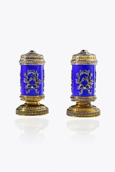 REPLICA DI FABERGE' : Saliera e pepiera in argento dorato decorate con smalto blu (difetti) e impreziosite da decori in argento  punzoni Mosca  timbro di Carl Faberg  argentiere I.P.  - Asta Gioielli - Associazione Nazionale - Case d'Asta italiane