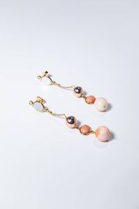 COPPIA DI ORECCHINI - Peso gr 9 3 pendenti  in oro rosa  con madreperla taglio ovale e sfere e cabochon di corallo rosa del diam. mm  [..]