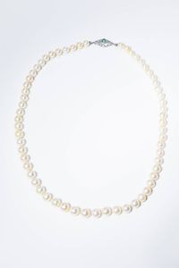 COLLANA - Lunghezza cm 58 composta da un filo di perle giapponesi a scalare dal diam. di mm 7 5 a 9 ca. Chiusura in oro  [..]