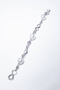 UTOPIA - Peso gr 29 8 Lunghezza Bracciale in oro bianco ad anelli intrecciati alternati a perle australiane del diam. di  [..]