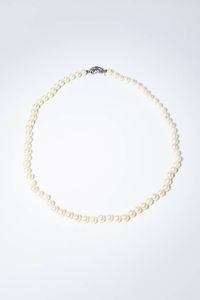 GIROCOLLO - Lunghezza cm 60 composto da un filo di perle giapponesi del diam. di mm. 7 5 ca. Chiusura in oro bianco con gemme  [..]