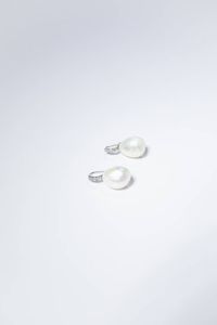 COPPIA DI ORECCHINI - Peso gr 10 3 in oro bianco  a monachella  con due perle australiane scaramazze e piccoli diamantini.