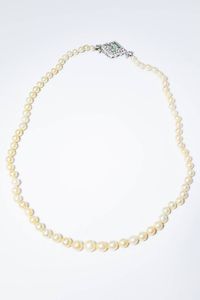 GIROCOLLO - Lunghezza cm 55 composto da un filo di perle giapponesi a scalare dal diam. di mm 5 a 8 5 ca. Chiusura geometrica  [..]