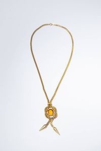 GIROCOLLO - Peso gr 21 in oro giallo con maglia specchiata; al centro intreccio con gemma sintetica rossa e frange pendent [..]