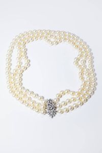 GIROCOLLO - Lunghezza cm da cm 50 a 52 composto da tre fili di perle giapponesi del diam di mm 9 0 e 9 5 ca. Chiusura a cespuglio  [..]
