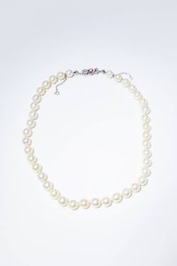 GIROCOLLO - Lunghezza cm 43 composta da un filo di perle giapponesi del diam. di mm 8 a 8 5 ca. Chiusura in oro bianco  a  [..]
