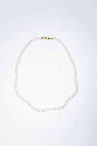 GIROCOLLO - Lunghezza cm 45 composto da un filo di perle giapponesi del diam di mm 7 e 7 5 ca. Chiusura in oro giallo a barilotto  [..]