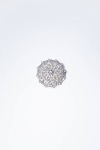 SPILLA - Peso gr 13 Diam. cm 3 5 in oro bianco  di forma rotonda  anni '50  con diamanti taglio 8/8 e brillante per totali  [..]