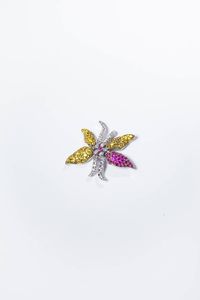 CIONDOLO - Peso gr 11 0 Cm 3 5x3 5 in oro bianco  a forma di fiore  con petali in pav di diamanti taglio brillante per totali  [..]