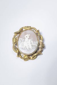 SPILLA - Cm8x6 5 in metallo dorato  XIX secolo  con al centro grande cammeo inciso con Venere che trattiene la faretra  [..]