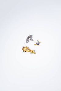 LOTTO DI TRE SPILLE - -in oro giallo  a forma di farfalla  con smalti policromi  Peso gr 1 9. Cm 1 5x1 5. -in oro giallo e bianco  satinato  [..]
