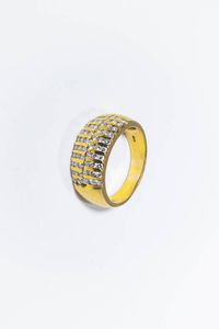 ANELLO - Peso gr 7 5 Misura 17 (57) in oro giallo  a fascia con file di diamanti taglio brillante disposti a mistere Un  [..]