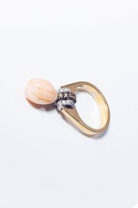 ANELLO - Peso gr 8 6 Misura 14 (54) in oro rosa e bianco  sommit con elemento mobile a goccia di corallo rosa fesonato;  [..]
