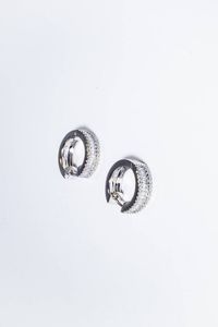 COPPIA DI ORECCHINI - Peso gr 7 in oro bianco  a cerchio  con diamanti taglio brillante e baguette per totali ct 1 50 ca.