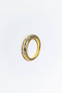 ANELLO - Peso gr 8 Misura 13 (53) Anello in oro giallo  a fascia bombata  firmato Pomellato  con diamanti taglio brillante  [..]