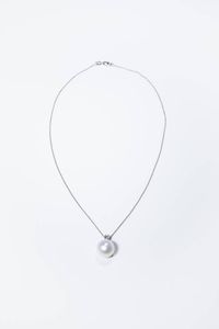 CATENA CON CIONDOLO - Peso gr 6 0 in oro bianco con perla australiana del diam. di mm 12 ca sormontata da un diamante taglio brillante  [..]