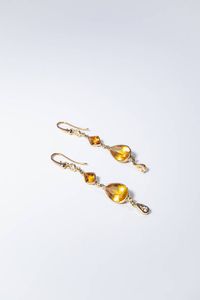 COPPIA DI ORECCHINI - Peso gr 6 1 pendenti  in oro giallo con quarzi taglio a goccia e romboidale. Diamanti taglio brillante per totali  [..]