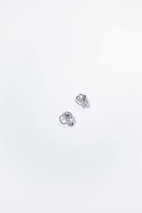 COPPIA DI ORECCHINI - Peso gr 4 0 in oro bianco  a lobo  con due farfalle in diamanti taglio brillante per totali ct 0 54 ca  probabile  [..]