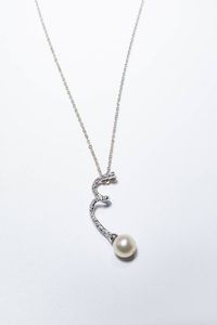 CATENA CON CIONDOLO - Peso gr 4 3 in oro bianco con perla giapponese del diam mm 8 ca e diamanti taglio brillante per totali ct 0 10  [..]