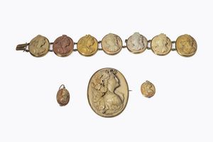 DEMI-PARURE - XIX secolo  composta da: bracciale con sette cammei in pietra lavica di vario colore; coppia di orecchini a monachella  [..]