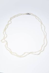 CIRIO E BONISOLI - Lunghezza cm 140 Lunga collana composta da perle di fiume  eseguita da Cirio -Bonisoli nel 1965. Chiusura in oro  [..]