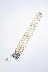 BRACCIALE - Lunghezza cm 18 composto da tre fili di perle giapponesi del diam. di mm 7 ca. Distanziali e chiusura in oro bianco  [..]