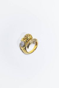 ANELLO - Peso gr 13 9 Misura 13 (53) in oro giallo  a forma di serpente  con diamanti taglio brillante di colore bianco  [..]