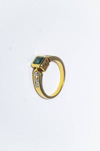 ANELLO - Peso gr 4 4 Misura 13 (53) in oro giallo  al centro smeraldo taglio carr di ct 0 60 ca e ai lati piccoli diamantini  [..]