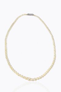 GIROCOLLO - Lunghezza cm 58 composto da un filo di perle giapponesi a scalare del diam. di mm 5 e 5 8. Chiusura in oro bianco  [..]