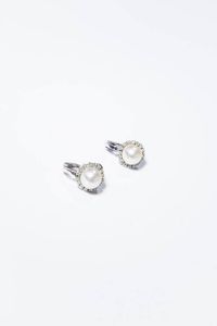 COPPIA DI ORECCHINI - Peso gr 6 1 in oro bianco  a clip  con due perle giapponesi del diam. di mm 8 ca  contornate da diamanti taglio  [..]