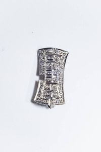 SPILLA - Peso gr 8 9 in oro bianco  a fiocco  con diamanti taglio brillante per totali ct 0 40 ca.