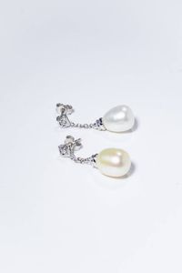 COPPIA DI ORECCHINI - Peso gr 6 3 in oro bianco con due perle scaramazze di acqua dolce pendenti ed ai lobi diamanti taglio brillante  [..]
