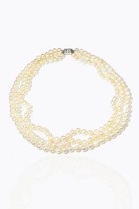GIROCOLLO - Lunghezza cm 45 composto da tre fili di perle giapponesi del diam. di mm 7 e7 5 ca. Chiusura in oro bianco con  [..]
