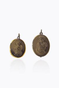 COPPIA DI ORECCHINI - Peso gr 5 3 in argento dorato  XIX secolo  con cammei ovali (di diversa misura) in pietra lavica incisi con fi [..]
