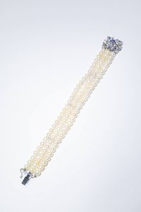 BRACCIALE - Lunghezza cm 19 composto da tre fili di perle giapponesi del diam. di mm 6. Chiusura in oro bianco e zaffiri taglio  [..]