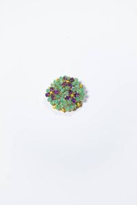 SPILLA - Peso gr 24 Diam. cm 4 in oro giallo  di forma rotonda  con foglie di smeraldo per totali ct 20 incise e fiori  [..]