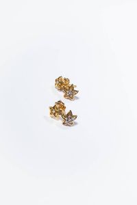 COPPIA DI ORECCHINI - Peso gr 3 6 in oro rosa composti da due fiori sovrapposti con diamanti taglio brillante per totali ct 0 09 ca  [..]