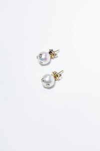 COMPAGNIA DELLE PERLE - Peso gr 4 1 Coppia di orecchini in oro bianco  firmati Compagnia delle perle (Mikimoto)  con due perle giapponesi  [..]