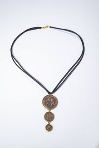 GIROCOLLO - con cordoncino in tessuto e tre ciondoli con tre monete di varie misure. Chiusura in oro giallo.