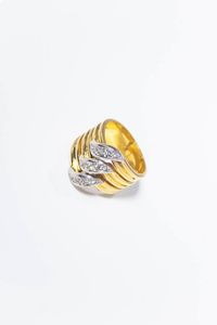 CARTIER - Peso gr 13 8 Misura 12 (52) Anello in oro giallo e bianco  a fascia  firmato Cartier  modello Trilium con diamanti  [..]